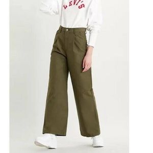 Levi’s pleated high waist wide leg cotton pants with pleats!